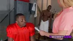 Reproduzir Brobdingnagian titted milf cnix 'tween two blacken guys4348p1
