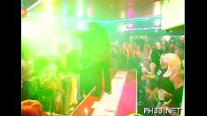 Reproducir los muchachos follan desvergüenzas en escenas calientes