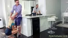 Afspelen Papa neukt de meisjes van een vriend, geen liefde voor je volle neef