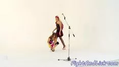 Jouer Unshoed lezzie kitty-catdefeat wrestle baby