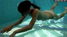 Putar Russaka si putri duyung berambut hitam mulus