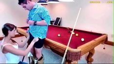 Putar Nona sined besar bercinta di meja snooker