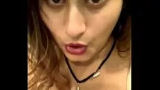 再生 ブラジャーの展示会で熱い大きな罪のインドの女の子は、カムでブロブディンナグの分割おっぱいの到来を告げる