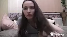 Afspelen Strakke adolescent spreidt haar benen op camera