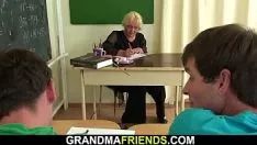 Afspelen Oude blonde oma knoop instrueert jongens adolescent