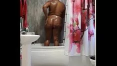 تشغيل لطيفة bbw اللقطات الاستحمام الساخنة أسفل