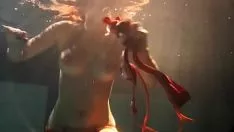 Play Carduelis spinusa and polcoalova disinvest nude statue submerged