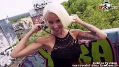 Afspelen Strakke hoge Duitse blonde milf draait zich om voor buitenseks