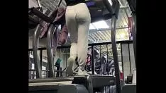 播放 穿着运动裤的健身房女性