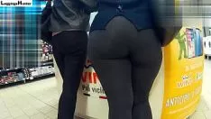 Jouer Gros cul en legins noirs sur la promenade - enregistrement vidéo non étudié