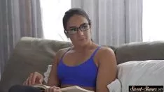 চালান লাজুক milf তার সিঁড়ি দ্বারা গুরুতরভাবে fucked