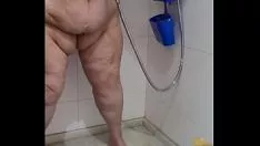 播放 凉爽的码头。她在淋浴时花了一便士的脂肪，所以脱掉了hgaeliclf膨胀