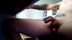 播放 真正的湿刑警。架子下的电脑桩。