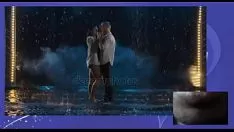 播放 对热旅行在雨中超短裙的光梦幻般的脚趾 6 小跑响应由世界打手逗留