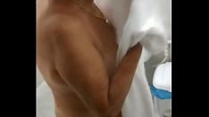 播放 老教练 cleo 看到 campona 经历了对分子的传递,他带她去洗澡,然后准备操他