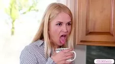 Reproducir Neglectfigure out.com - la madre se sienta frente a la rubia para instruir moral