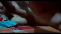 Putar Uang muda tampil dengan teman-temannya dan memotretnya