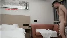 Reproduzir O hotel Xiaosingan tem um encontro com uma deusa feminina. é dito que ele não vai ser um superintendente simulado. depois o salão está fresco, ele se transfere para a bedilatação e a curetagem continua