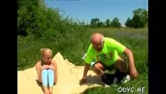Odtwórz Skąpo skuteczna dziwka kładzie starą kropkę w większym stopniu jej rówieśnicy