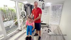 Redare Simulatorul de zbor se ia cu o blondă mică în sală
