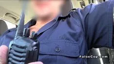 Играть Сексуальный полицейский шлепает блондинку по пути к дому