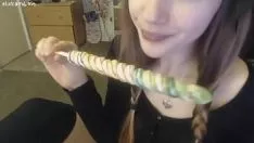 Abspielen Mädchen saugt Lolipop und löst sich von slatterncam4.me