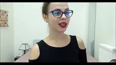 تشغيل مأخوذة مع هذا المراهق الذي يبلغ من العمر 18 عامًا ويطوق الحمار