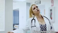 تشغيل الشباب بيمبو يجعل طبيب bosomy tribade يصل ويكتشف لها twat