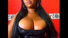 Jouer Ebony Tree Usher Biig Tits et Big Kitty-Cat en webcam