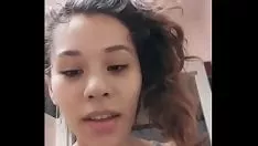 تشغيل ميسي الآسيوية لعبة القط كيتي في المرحاض والمداعبة مع البطل