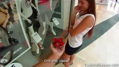 Reproduzir Doçura morango marca promenadeesita foda em um wc