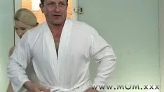 Abspielen Die blonde MILF reibt sich noch mehr den Rücken