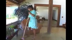 Putar Rekaman video erotika pembantu rumah tangga yang seksi
