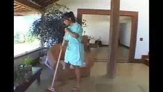 Putar Rekaman video erotika pembantu rumah tangga yang seksi