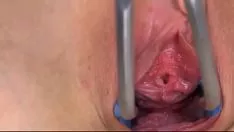 Putar Biru kemerahan dengan kaki panas membuka vagina