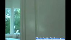 Reproducir Rubia caliente de la casa desinvirtiendo para ti