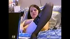 Odtwórz Cenna delikatna dziewczyna robi zabawkę przed kamerą