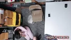 Putar Shrinkage storeroom sex dengan dugaan kat arina