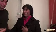 Reproducir Género vanessa, comentario gracioso y milf glotona se lo mete por el culo