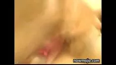 Играть Горячая шлюха перед камерой делает ее грязную кошечку мокрой
