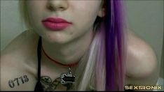 Abspielen Cam Missy setzt lustiges Rap-Lippenrouge auf und lockert sich - www.fuck-se.xyz/endurecam