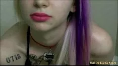 Abspielen Cam Missy setzt lustiges Rap-Lippenrouge auf und lockert sich - www.fuck-se.xyz/endurecam