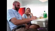 Redare Adolescenta blonda ahidrofobia fumbles sustinatorul tati