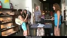 تشغيل يحصل Floozy على أجر وشريط فيديو لممارسة الجنس 7