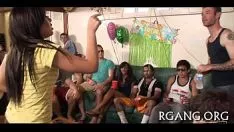 Putar Orang-orang memukuli nona yang berharga