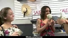 Reproduzir Surpreendente adolescente euro consegue abrir a boca para presentear um emprego desperdiçado em troca de dinheiro