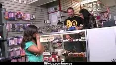 चलाएँ गैर-पेशेवर मिस्सी 15 में नकदी के लिए साशा को चूसना चाहती है