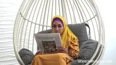 Afspelen Vermoeide vrouw in hijab krijgt seksuele energie
