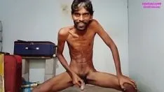 Afspelen Rajeshplayboy993 masturbeert lul, laat kontgat zien, schudt kont en komt klaar