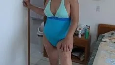 Odtwórz Przed pójściem na plażę, żeby się pochwalić, bardzo podekscytowana masturbuję się przed właścicielem hotelu